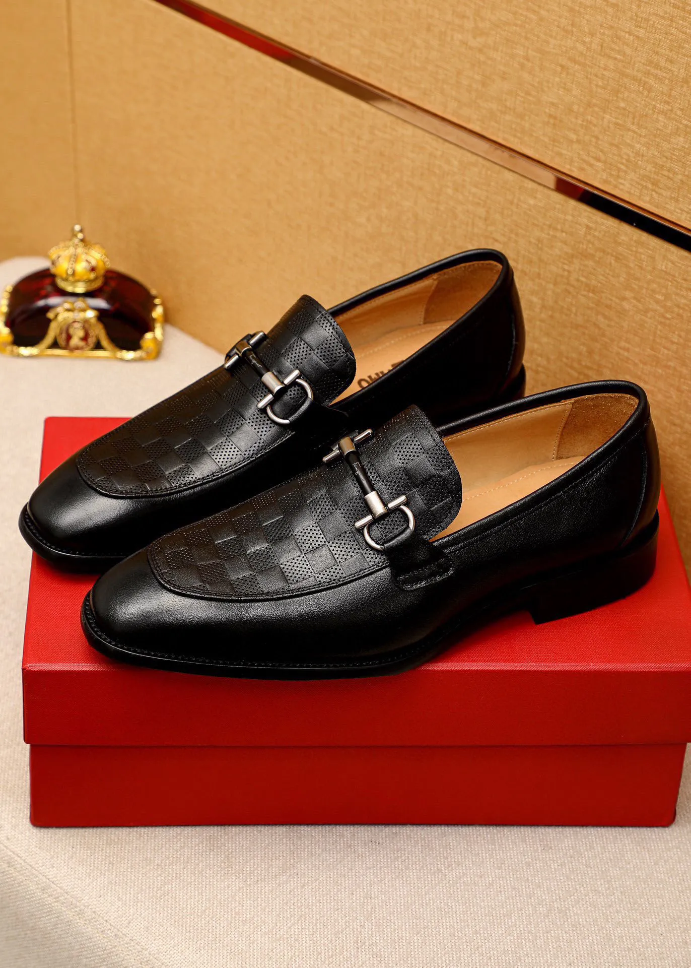 Men's shoes 💰460 💐 Product trademark: Ferragamo "Ferragamo" casual leather shoes Regular size: 38-44 (custom-made for 45🉑️) Product materials: Selected imported first-layer calfskin embossed upper + original hardware buckle, imported water-dyed cowhide leather lining. Strong three-dimensional visual effect, combined outsole Color: 1⃣️color optional